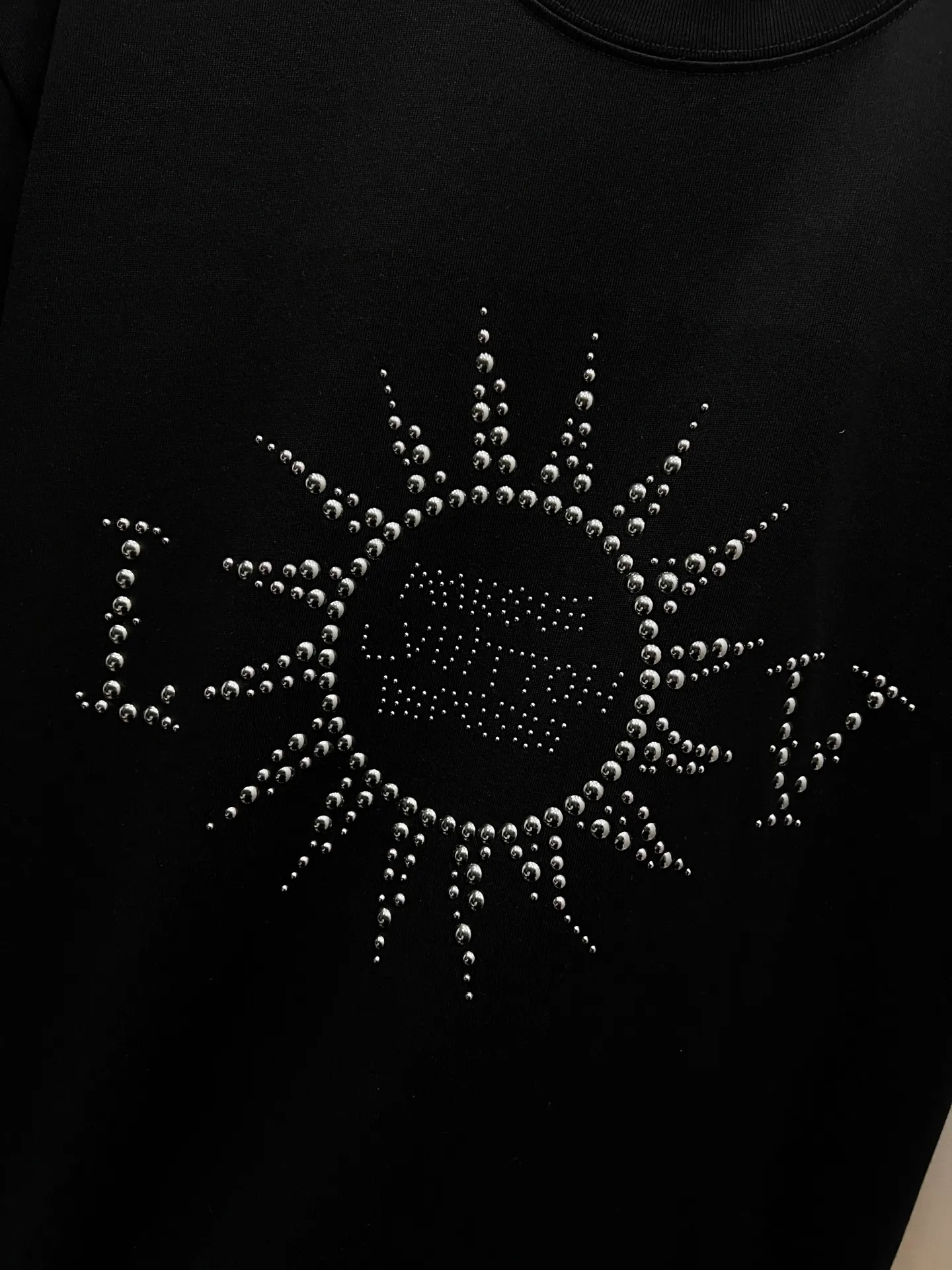 🅿️190 1v Louis* 2025 autumn and winter new style classic letter three-dimensional craft design high-end version! Highly breathable and comfortable, customized double yarn plain cotton fabric. Short-sleeved T-shirt. Same style for men and women. Sizes S M L XL XXL Five sizes black white
